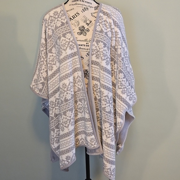 Cuddl Duds Sweaters - Cozy Gray Patterned Vest